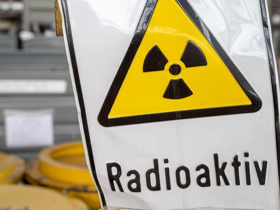 Ein Warnschild mit der Aufschrift „Radioaktiv“ steht in Block 3 des Kernkraftwerks „Bruno Leuschner“ in Lubmin.