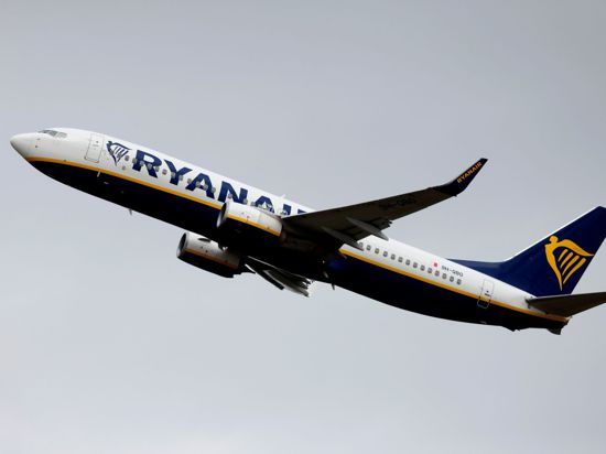 Eine Passagiermaschine der Fluggesellschaft Ryanair startet am Flughafen Köln/Bonn.