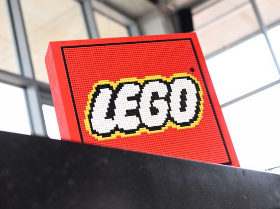 Lego wurde 1932 im dänischen Billund von Ole Kirk Kristiansen gegründet. Der Name des Familienunternehmens leitet sich von den dänischen Wörtern „Leg Godt“ („Spiel gut“) ab.