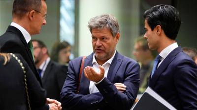 Bundeswirtschaftsminister Robert Habeck (M) mit dem ungarischen Außenminister Peter Szijjarto (l) und dem niederländischen Energieminister Rob Jetten beim Treffen in Brüssel.
