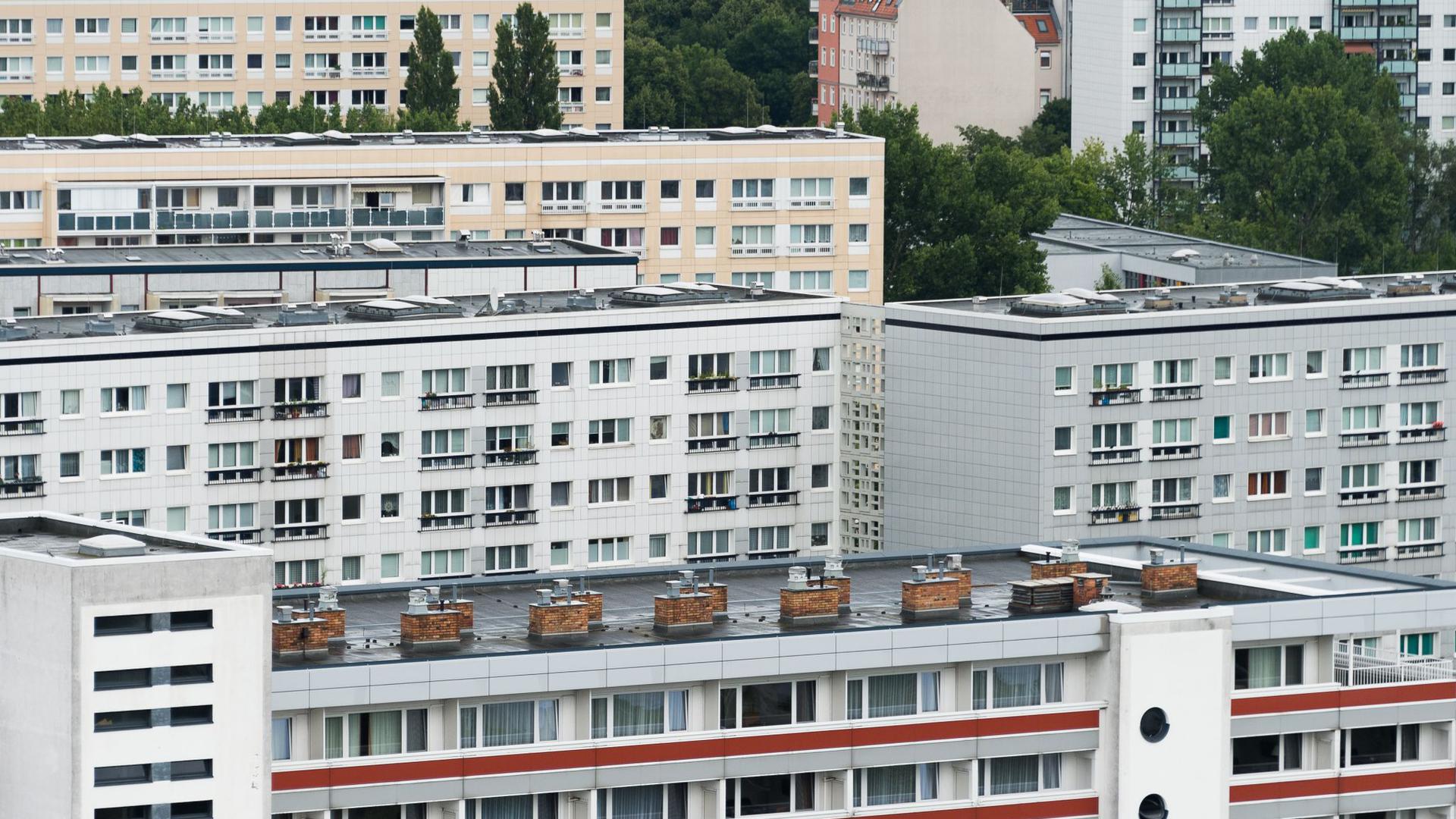 Wohnblöcke in Berlin. Kräftig steigende Strom- und Heizkosten belasten viele Mieterinnen und Mieter in Deutschland.