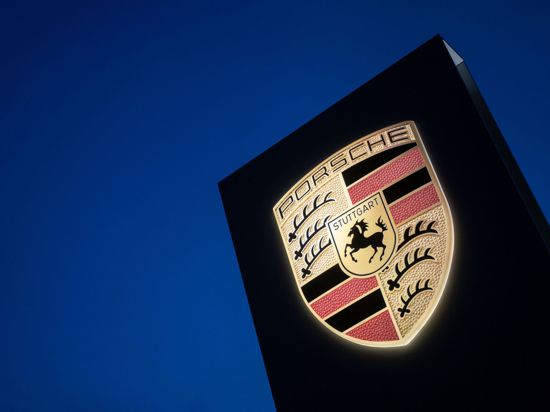 Das Logo des Autobauers Porsche ist an einem Display des Porsche-Zentrums Stuttgart zu sehen.