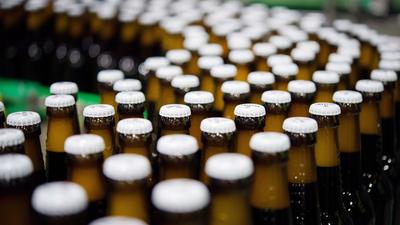 Produktion der Veltins-Brauerei in Meschede-Grevenstein. Das Unternehmen hat Preiserhöhungen angekündigt.