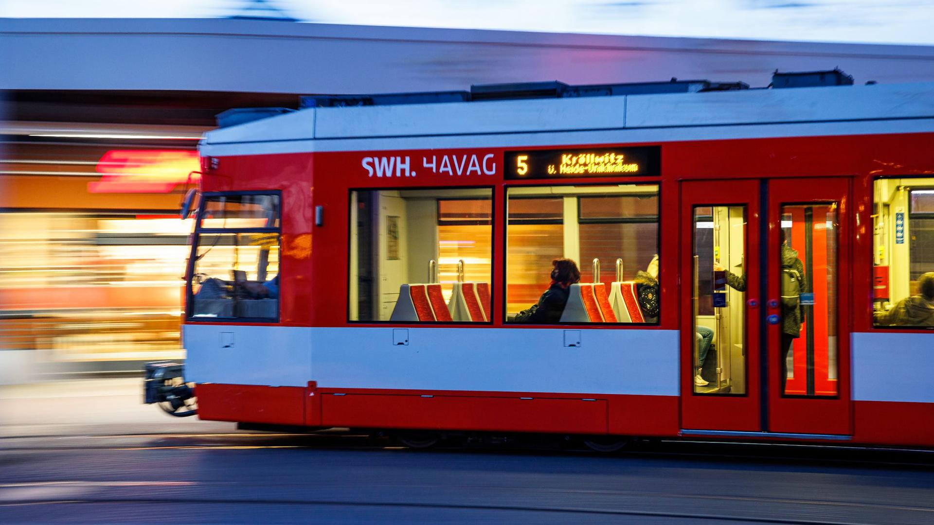 Fahrgäste sitzen im morgendlichen Berufsverkehr in einer Straßenbahn in Halle.
