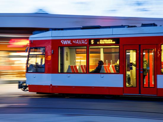 Fahrgäste sitzen im morgendlichen Berufsverkehr in einer Straßenbahn in Halle.
