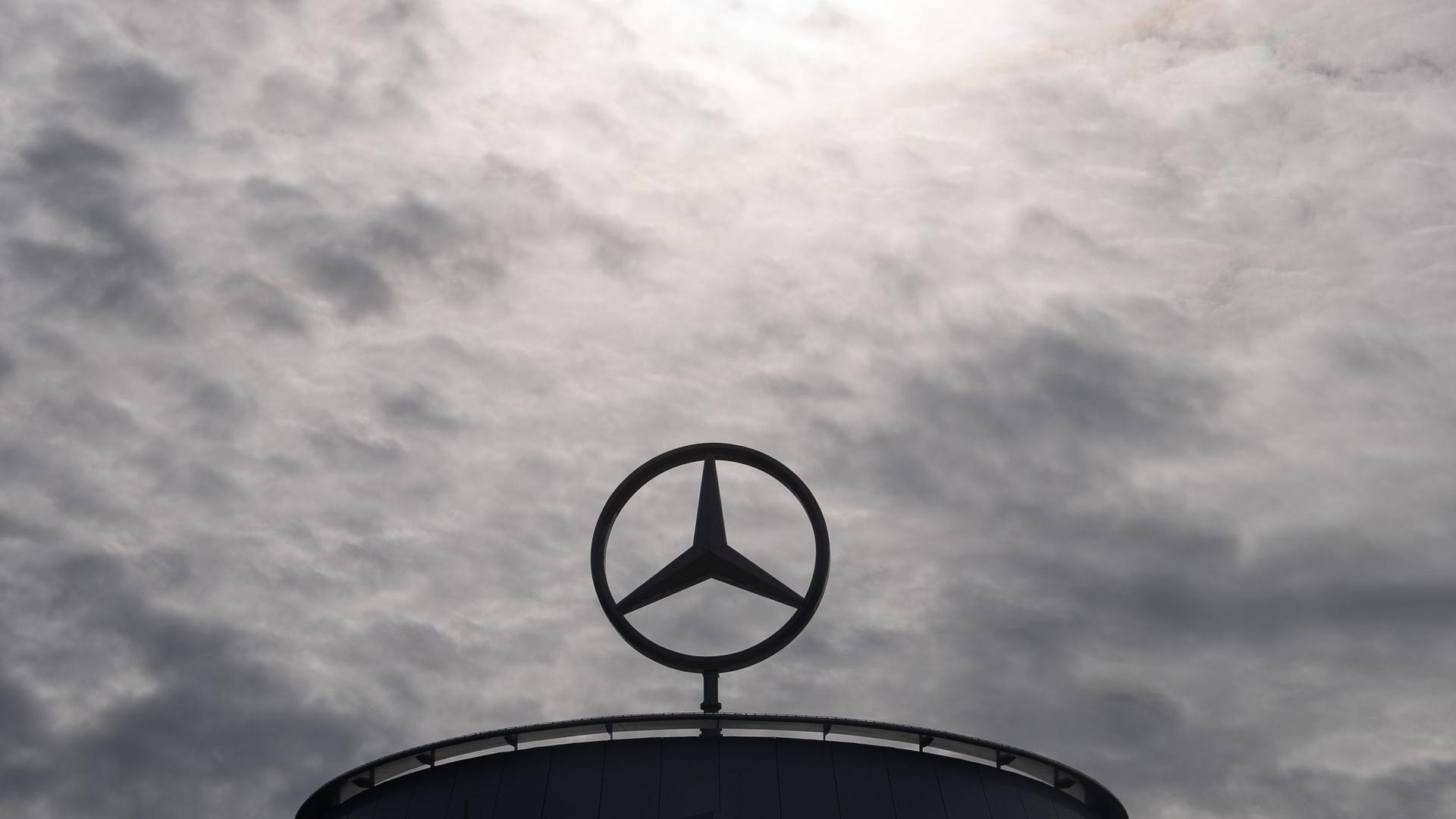 Autoexperte Ferdinand Dudenhöffer schätzt die Fokussierung auf hochpreisige Autos bei Mercedes-Benz als riskant ein.