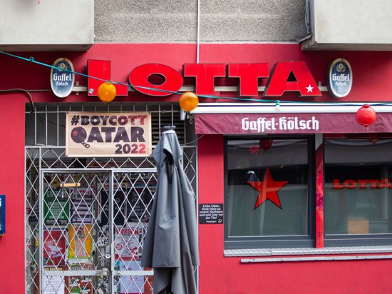 Die Kneipe Lotta in der Kölner Südstadt boykottiert die Fußball-WM-Spiele in Katar und hat über dem Eingang ein Banner aufgehängt.