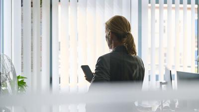 Eine Frau in einem Büro: Die Frauenquote in Aufsichtsräten wird sich erhöhen. (Symbolbild)
