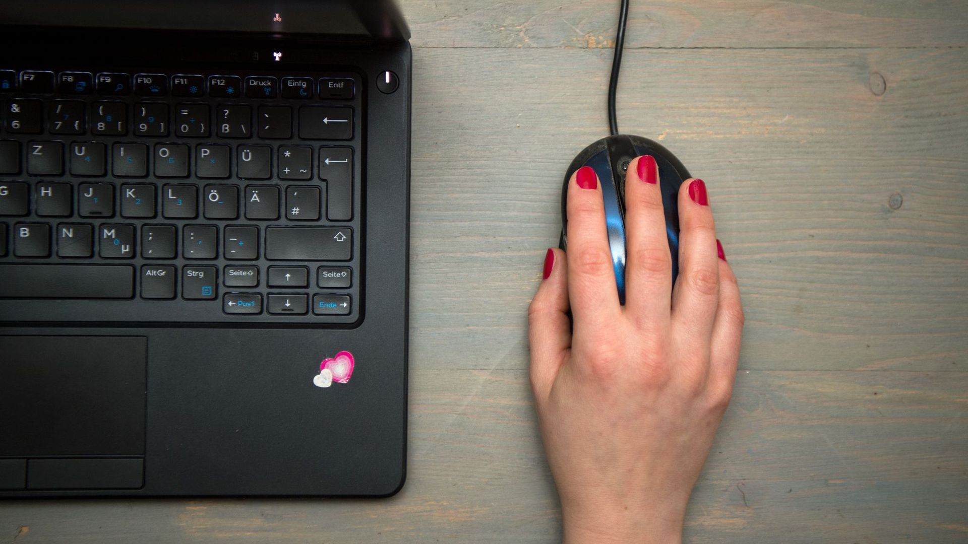 Eine Frau sitzt vor einem Laptop: Wettbewerbshüter kritisieren manche Vergleichsportale im Netz.