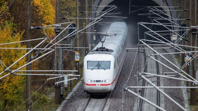 Ein ICE fährt auf der Schnellfahrstrecke Stuttgart – Mannheim nahe der Enztalbrücke aus einem Tunnel heraus.