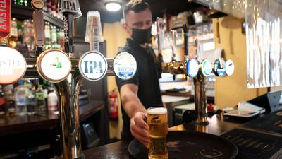Auch die Pubs und Brauereien in Großbritannien leiden unter gestiegenen Energiekosten und der hohen Inflation.