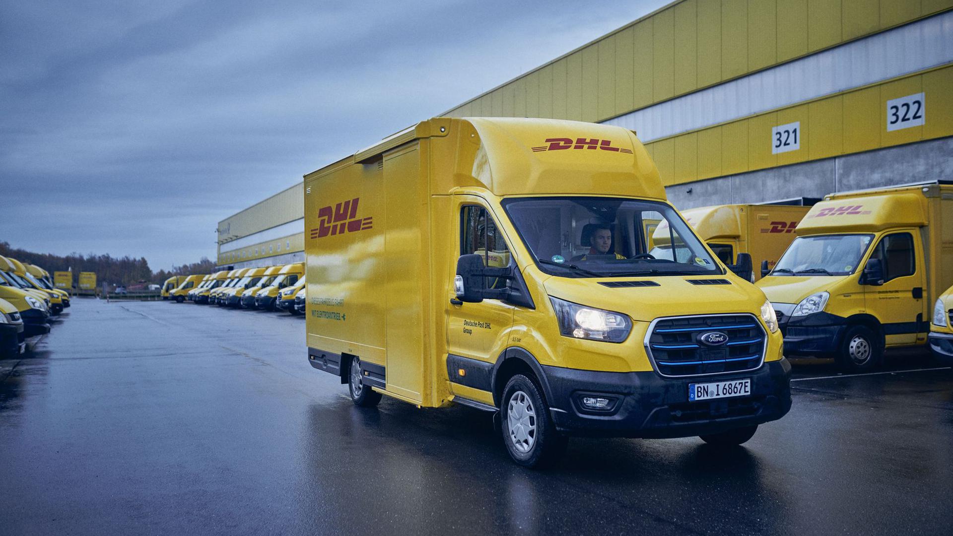 Ein Mitarbeiter fährt einen elektrischen Lieferwagen: Die Deutsche Post hat bei Ford gut 2000 Elektro-Transporter bestellt, um den CO2-Ausstoß ihrer Fahrzeugflotte zu senken.