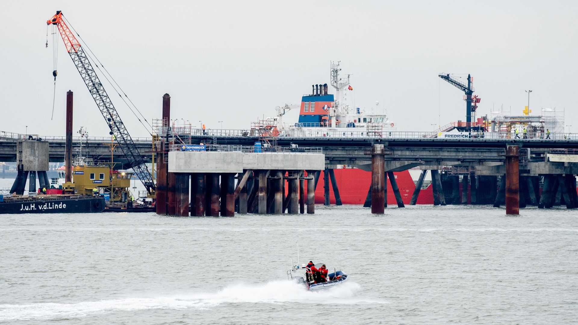 Ein Schnellboot der Wasserschutzpolizei fährt  vor dem Anleger für das LNG-Terminal: Noch im Dezember soll ein mit Flüssigerdgas beladenes Spezialschiff dort anlegen.