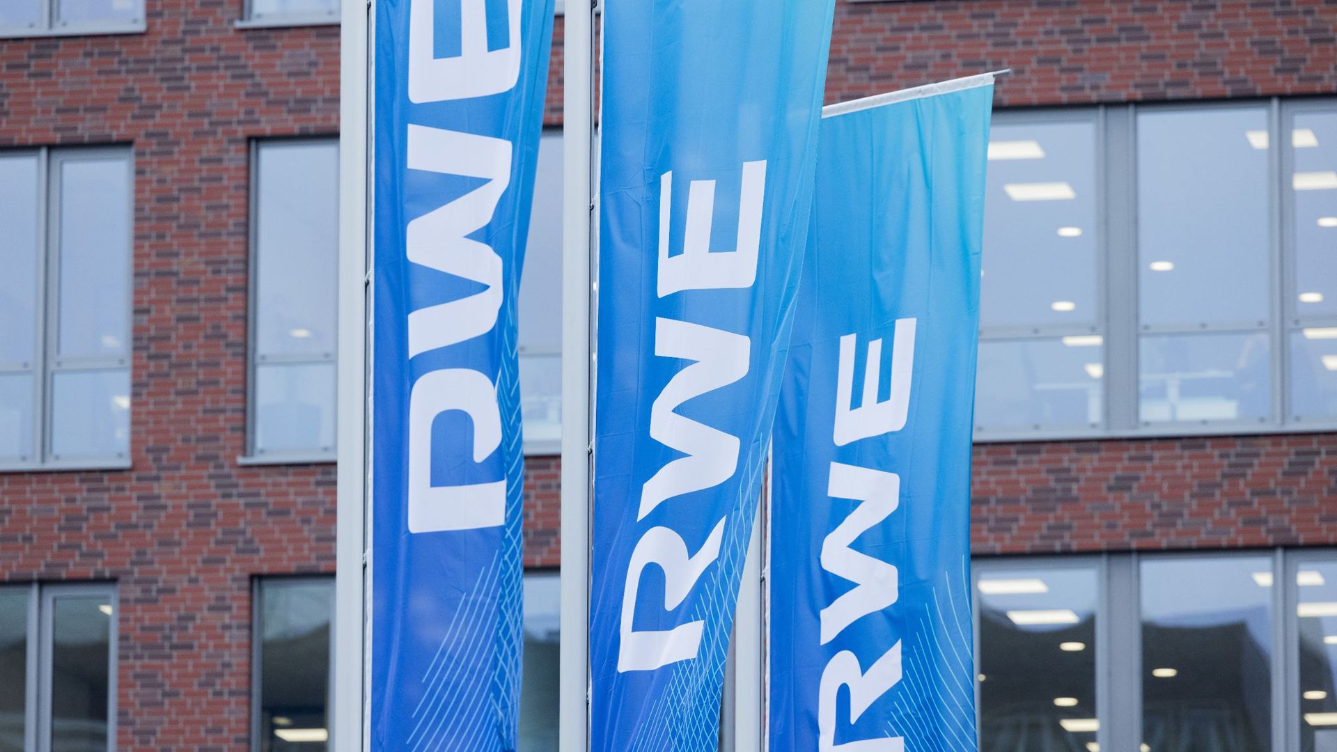 Flaggen wehen vor der Konzernzentrale vom Energiekonzern RWE in Essen.