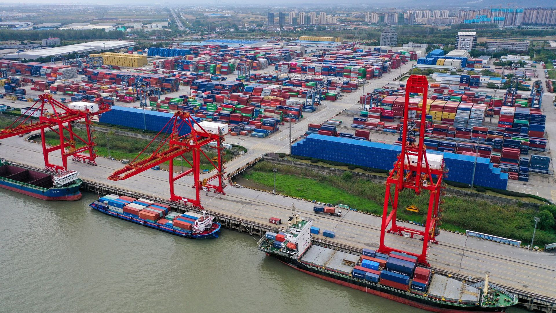 Containerschiffe in einem Hafen in Nanjing in der ostchinesischen Provinz Jiangsu.