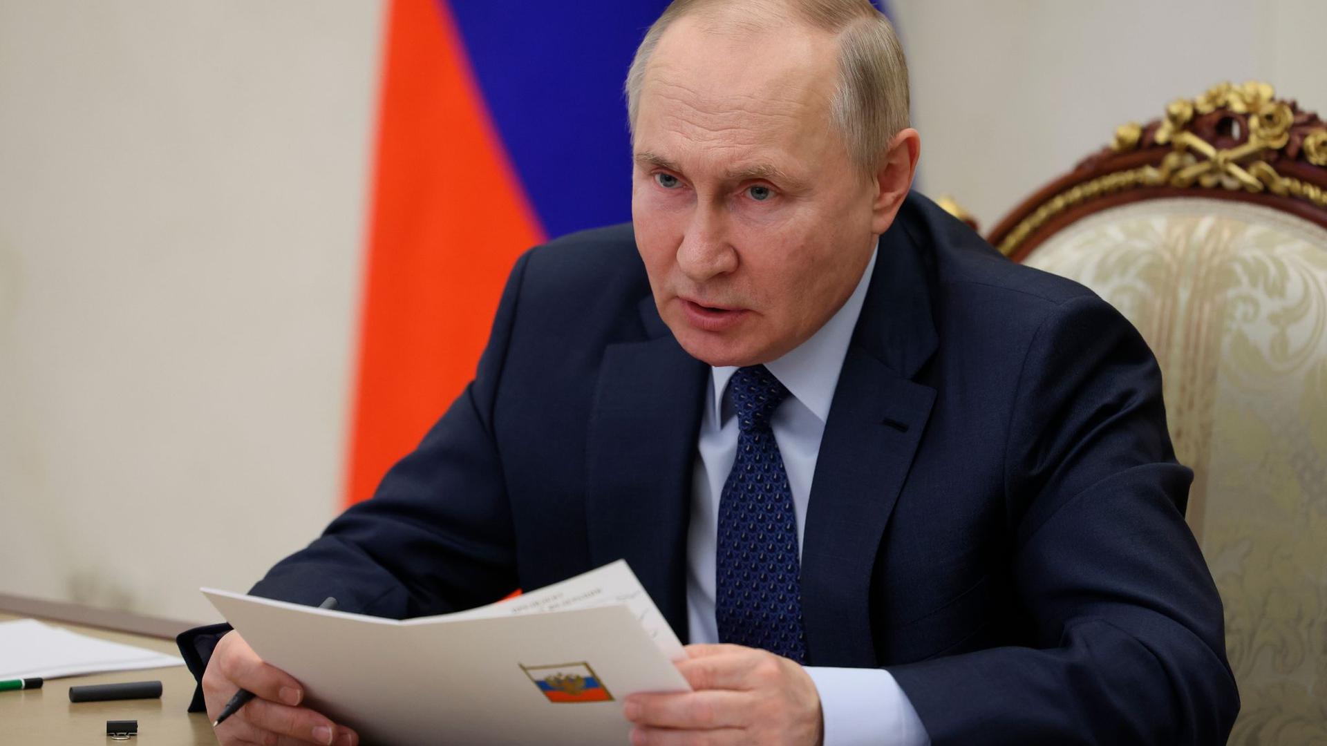 Der russische Präsident Wladimir Putin erwartet für sein Land keine Nachteile durch die von den G7-Ländern und der EU beschlossenen Preisobergrenze für russisches Öl.