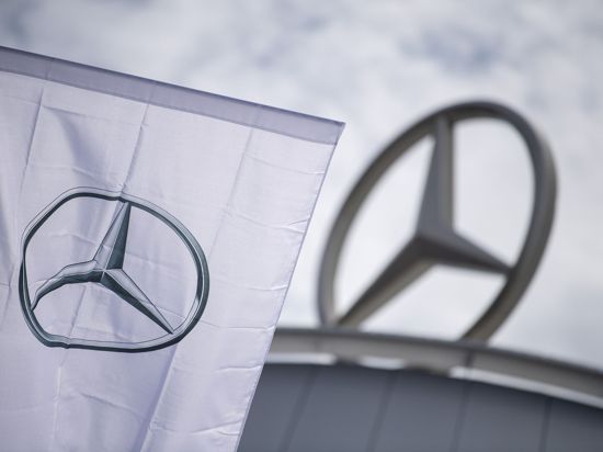 Eine Fahne mit dem Logo der Marke Mercedes-Benz, weht im Wind.