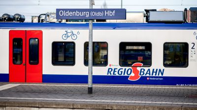 Eine Regio-S-Bahn hält an einem Bahnsteig im Hauptbahnhof Oldenburg.