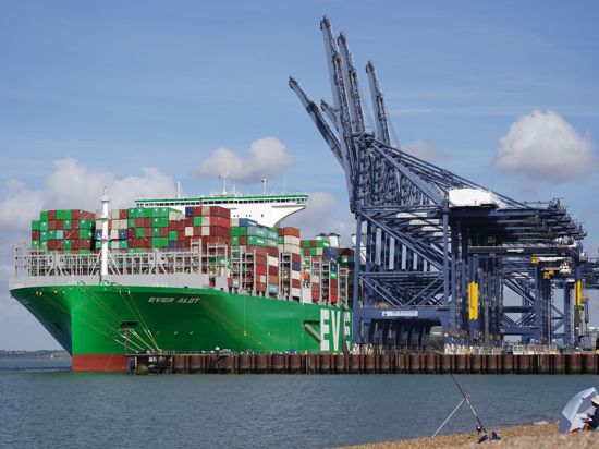 Frachtschiff im Hafen von Felixstowe, dem größten und verkehrsreichsten Containerhafen Großbritanniens. Wegen des Brexits wird Großbritannien einem Zeitungsbericht zufolge seine Exportziele deutlich verfehlen.