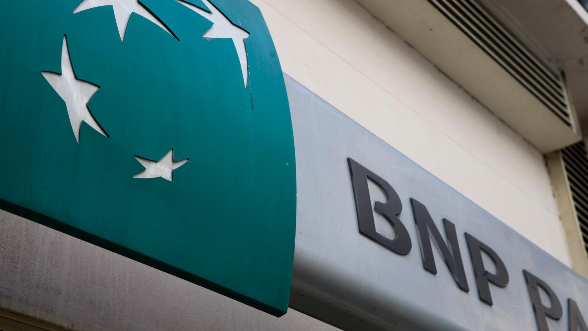 Das Logo der Bank BNP Paribas: In der Frankfurter Niederlassung der französischen Großbank wird wegen Cum-Ex-Geschäften ermittelt.