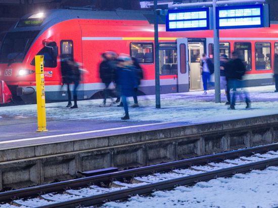 Fahrgäste steigen auf dem Hauptbahnhof in Schwerin aus einem Regionalzug (Symbolfoto).