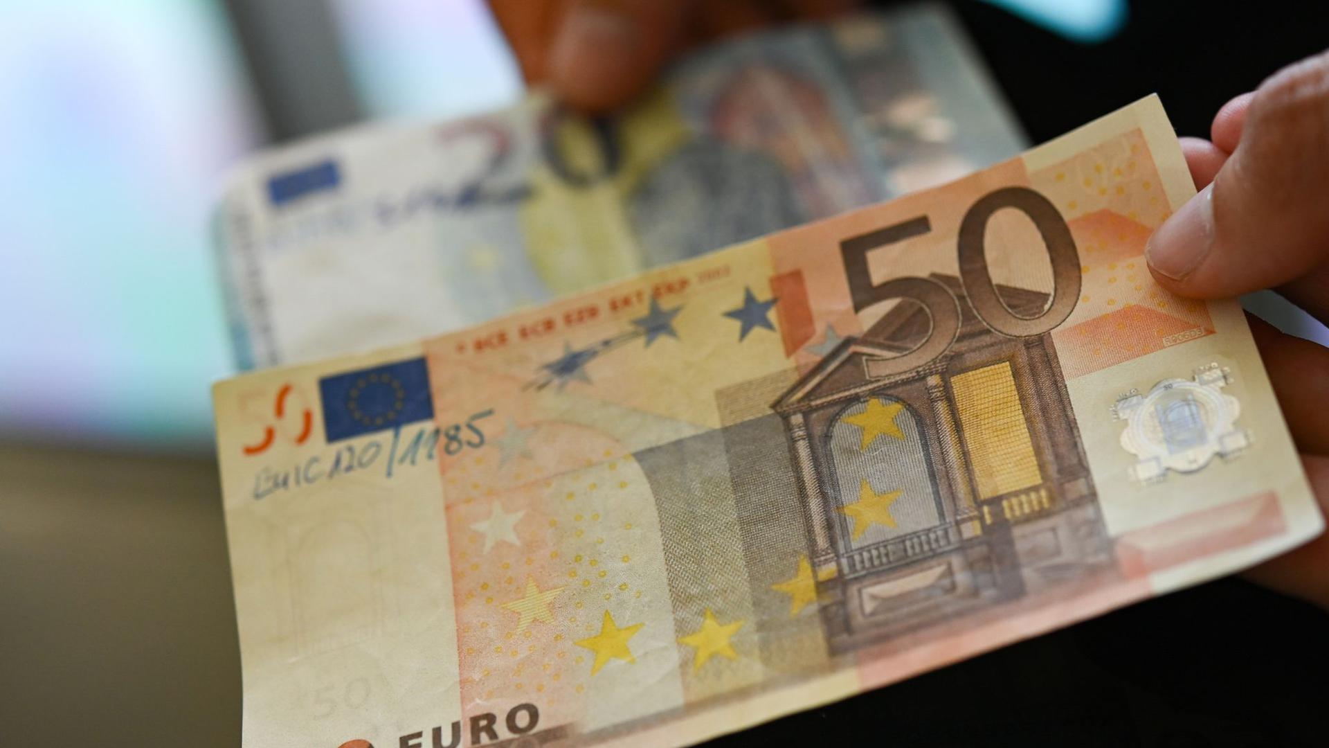Die Bundesbank zeigt gefälschte 20-Euro- und 50-Euro-Geldscheine.