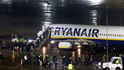Passagiere beim Boarding einer Ryanair-Maschine am Flughafen Köln/Bonn.