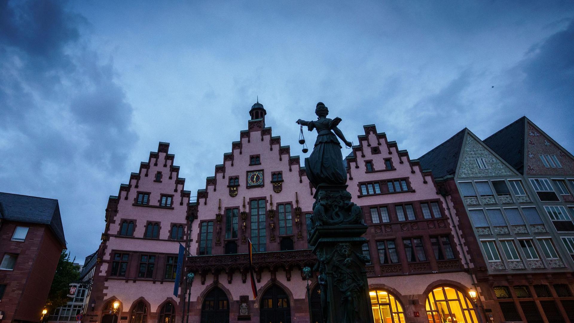 Unbeleuchtet bleibt seit einiger Zeit die Fassade des historischen Frankfurter Rathauses.