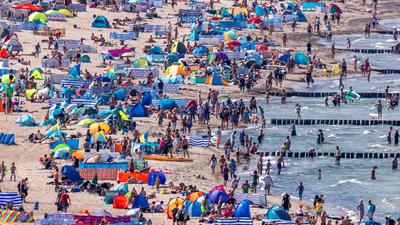 Ab ans Meer: Nach dem Corona-Tief zieht es viele Menschen wieder in den Urlaub. Davon profitiert auch der Inlandstourismus.
