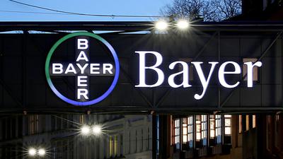Das Bayer-Kreuz leuchtet in der Dämmerung.