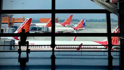 Flugzeuge der Air India parken auf dem internationalen Flughafen Indira Gandhi in Neu Delhi.