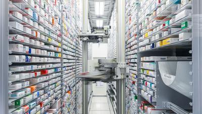 Ein automatisiertes Medikamentenlager in einer Apotheke.: Die Hersteller beklagen steigende Kosten bei zugleich strenger Preisregulierung in Deutschland.