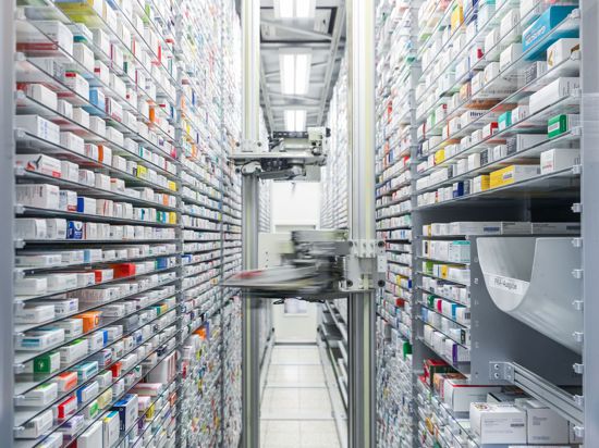 Ein automatisiertes Medikamentenlager in einer Apotheke.: Die Hersteller beklagen steigende Kosten bei zugleich strenger Preisregulierung in Deutschland.