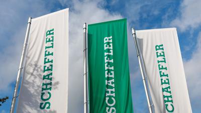 Flaggen mit dem Schaeffler AG-Logo wehen vor der Zentrale des Unternehmens in Herzogenaurach.