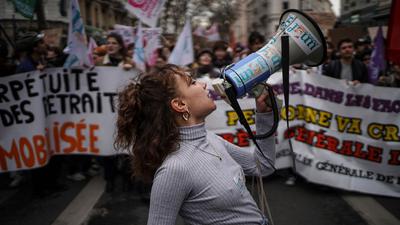 Junge Menschen in Frankreich protestieren gegen die Rentenreform der Regierung – mit Folgen.