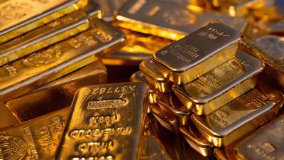 Weil Gold auf dem Weltmarkt in der amerikanischen Währung gehandelt wird, macht ein schwächerer Dollar das Edelmetall günstiger.