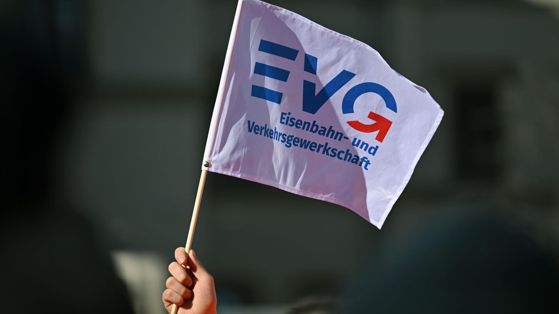 Eine Fahne mit dem Logo der Eisenbahn- und Verkehrsgewerkschaft (EVG). Die Gewerkschaft hat für Freitag von 3 bis 11 Uhr zum Streik aufgerufen.