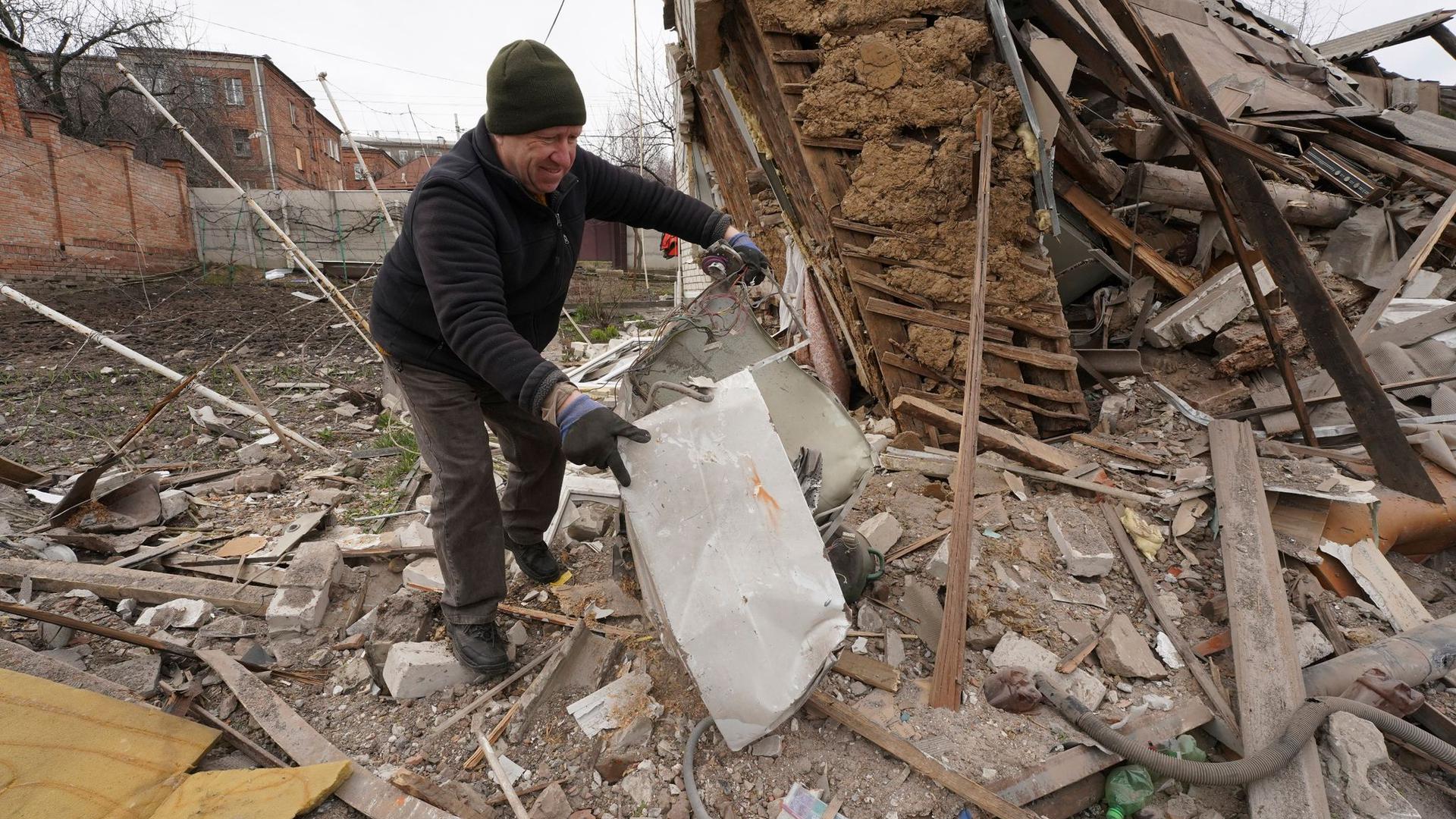 Die Trümmer des von einer Rakete zerstörten Hauses in Charkiw. Der IWF stellt der Ukraine ein neues milliardenschweres Finanzierungspaket zur Verfügung.
