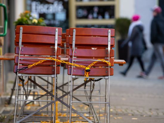 Tische und Stühle stehen vor einem Restaurant in Bad Reichenhall. Mit dem bis zu 200 Milliarden Euro schweren „Doppelwumms“ will die Bundesregierung bis 2024 Preisbremsen für Gas und Strom sowie Unternehmenshilfen finanzieren.
