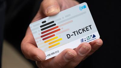 Ein „D-Ticket“ im Chipkartenformat: Das Ticket ermöglicht bundesweite Fahrten in den Bussen und Bahnen des öffentlichen Nah- und Regionalverkehrs.