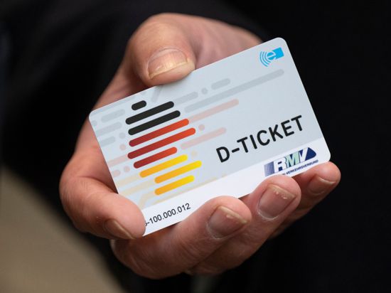 Ein „D-Ticket“ im Chipkartenformat: Das Ticket ermöglicht bundesweite Fahrten in den Bussen und Bahnen des öffentlichen Nah- und Regionalverkehrs.