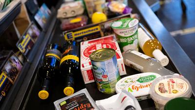 Lebensmittel in einem Supermarkt auf einem Kassenband: Im März fielen die höheren Preise für Nahrungsmittel erneut besonders ins Gewicht.