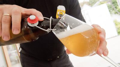 Das eigene Bier selbst zu brauen ist nach Angaben des Deutschen Brauer-Bundes ein beliebtes Hobby.