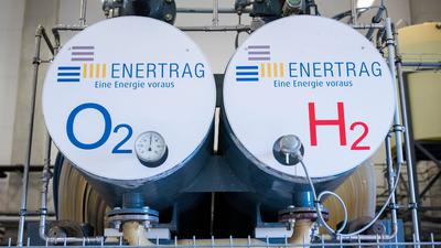 Auf dem Gelände des Energieunternehmens Enertrag steht ein Elektrolyseur, mit dem Wasserstoff hergestellt wird.