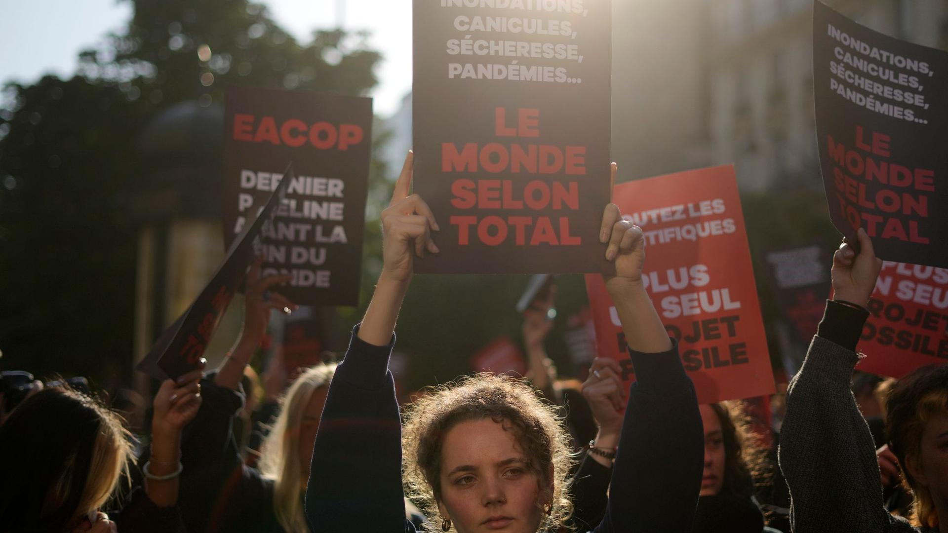 Umweltaktivisten protestieren gegen das Pipeline-Vorhaben des französischen Öl- und Gasriesen TotalEnergies.
