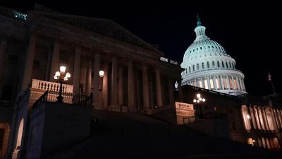 Lichter erhellen das Kapitol in Washington.