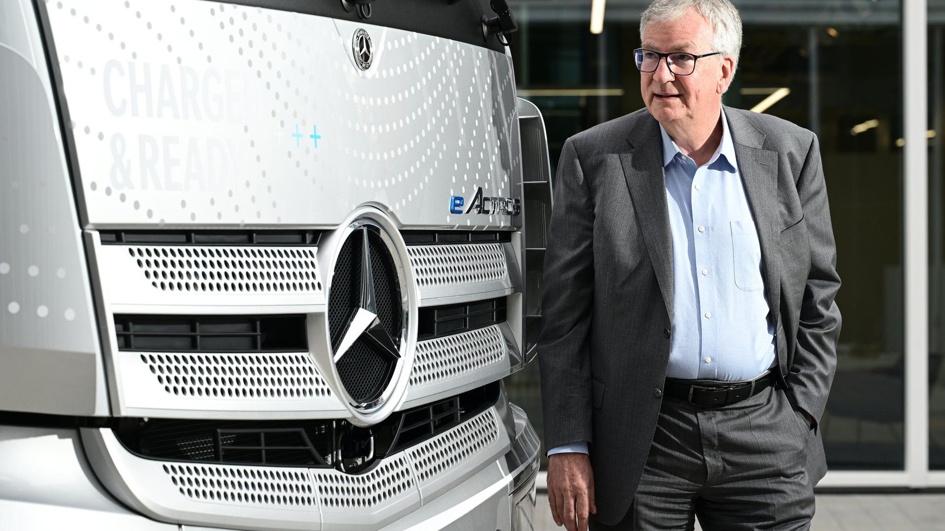 Martin Daum, der Vorstandsvorsitzende des Nutzfahrzeugherstellers Daimler Truck, vor einem eActros Lastwagen.
