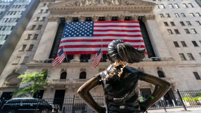 Die Bronzestatur „Fearless Girl“ steht vor der die New Yorker Börse.