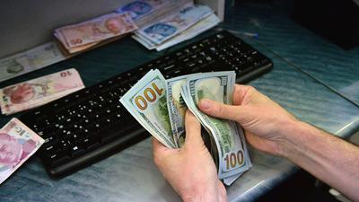 Die Lira schwächte sich gegenüber Euro und  Dollar ab.
