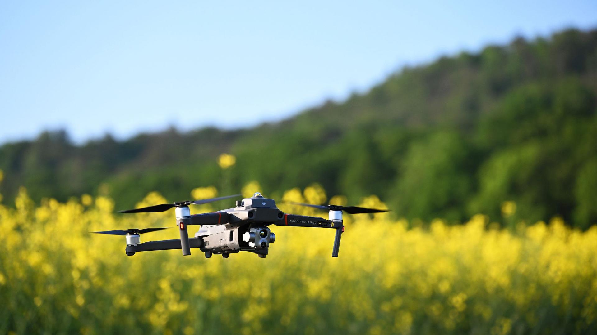 Eine Drohne startet zum Flug über ein Feld im Landkreis Haßberg in Bayern.